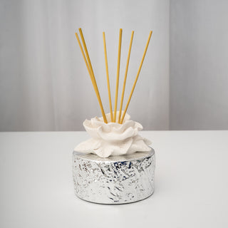 Diffusore con Fiore Bianco su Base Martellata Meridien