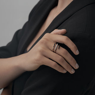 Anello Fabiani contrariè in oro bianco con diamanti - Fabiani Gioiellerie