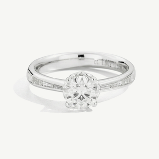 Anello Recarlo solitario in oro bianco 18kt con diamanti taglio brillante e trapezio 0,86 ct